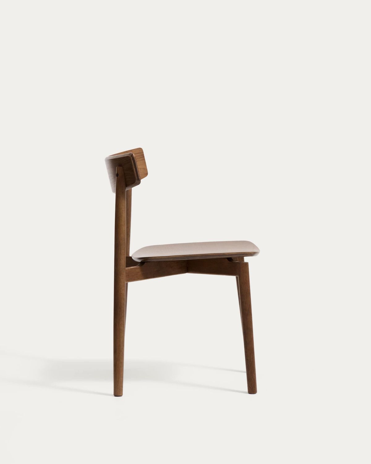 Silla Evera de chapa de roble con acabado en tono nogal
