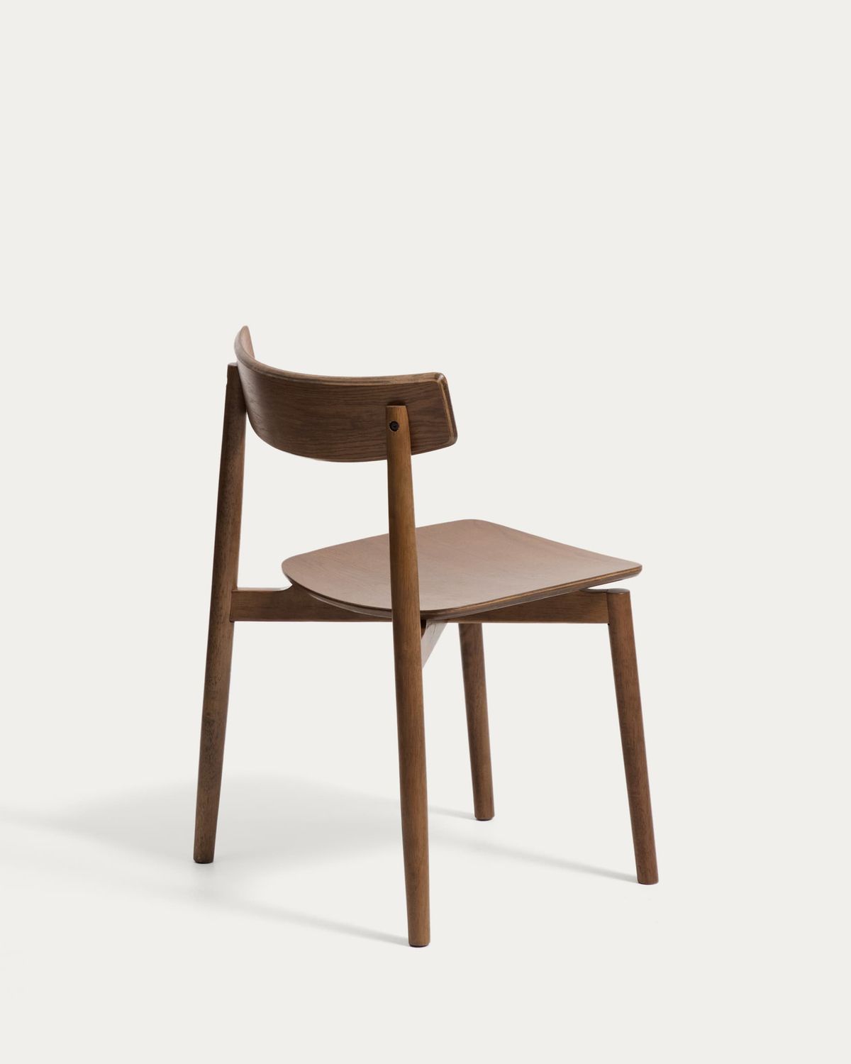Silla Evera de chapa de roble con acabado en tono nogal