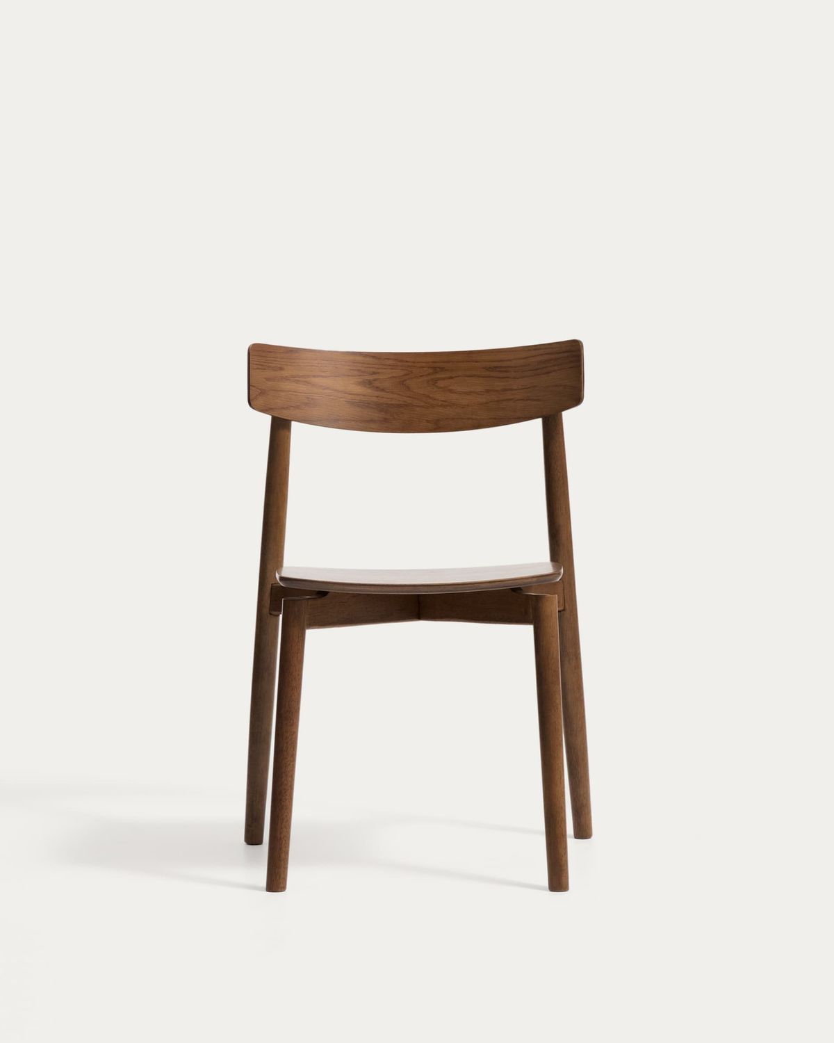 Silla Evera de chapa de roble con acabado en tono nogal