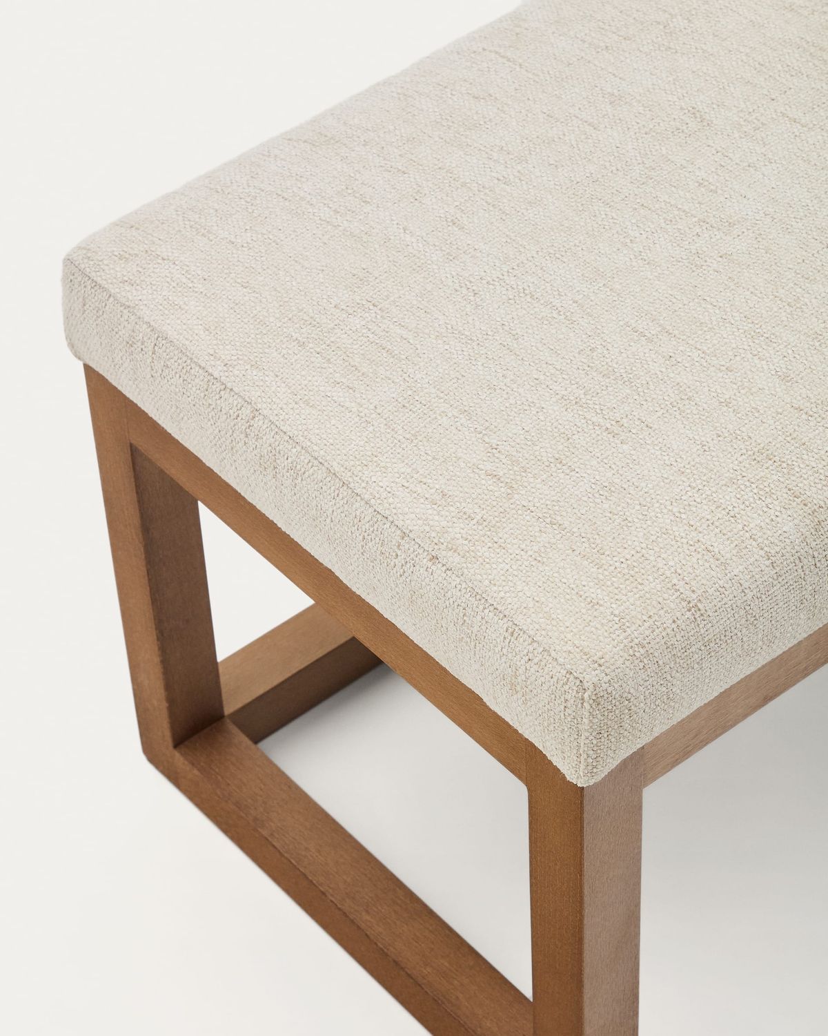 Banqueta Loya de chenilla beige y madera de haya con acabado tono nogal 128 cm