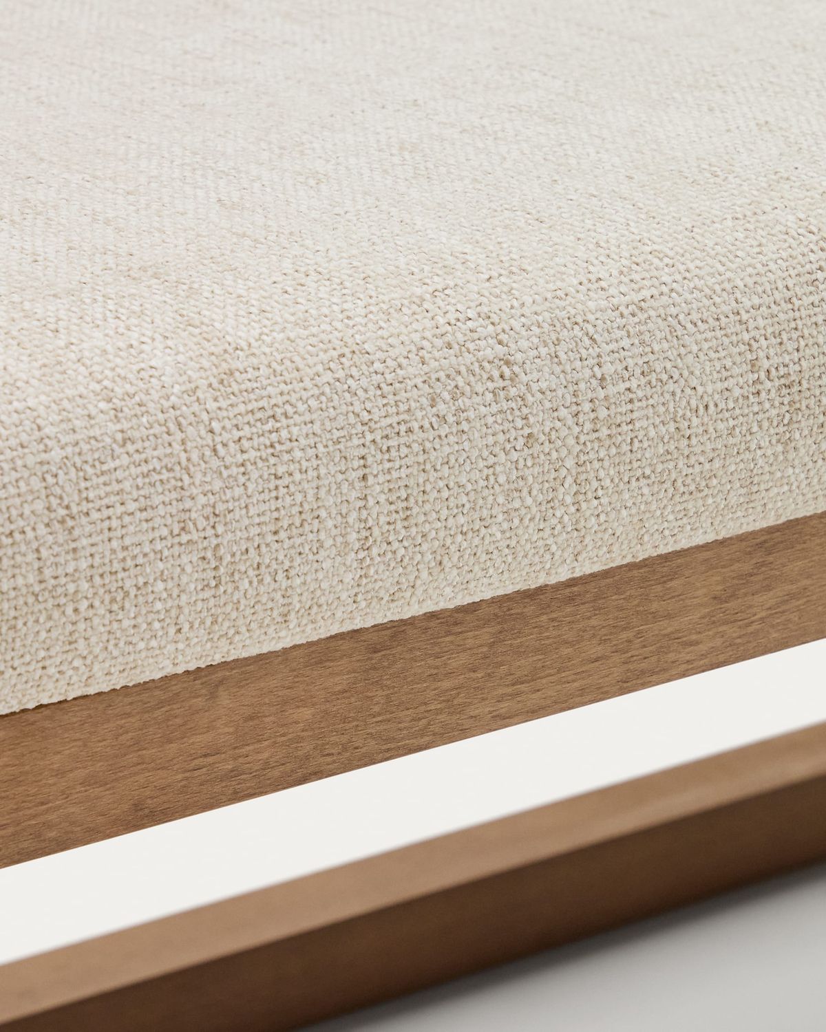 Banqueta Loya de chenilla beige y madera de haya con acabado tono nogal 128 cm