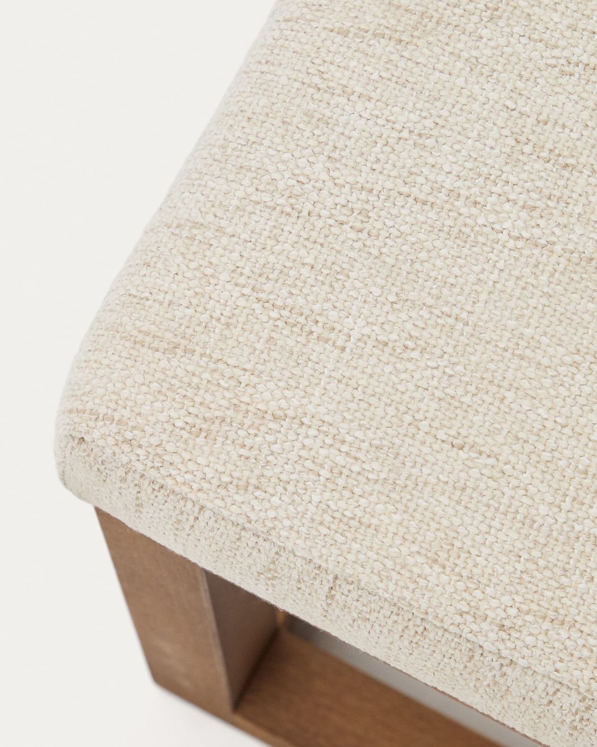 Banqueta Loya de chenilla beige y madera de haya con acabado tono nogal 128 cm