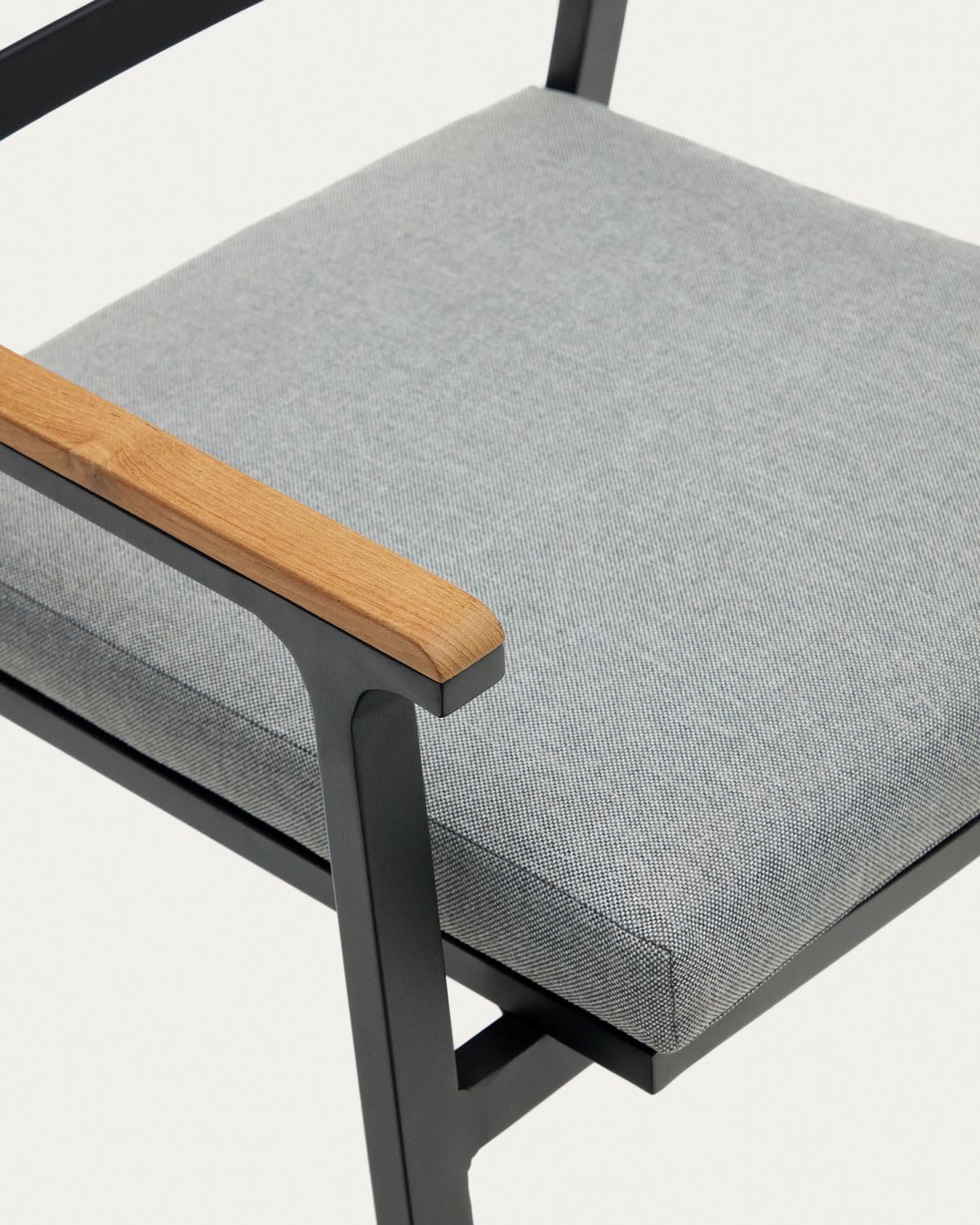 Silla apilable de exterior Bona de aluminio acabado negro y reposabrazos de madera maciza de teca