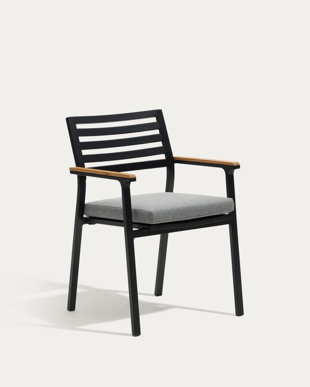 Silla apilable de exterior Bona de aluminio acabado negro y reposabrazos de madera maciza de teca