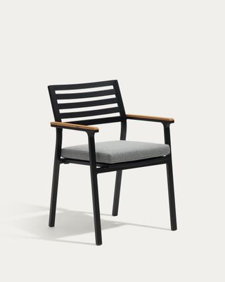 Silla apilable de exterior Bona de aluminio acabado negro y reposabrazos de madera maciza de teca
