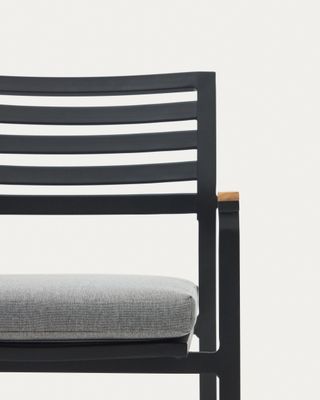 Silla apilable de exterior Bona de aluminio acabado negro y reposabrazos de madera maciza de teca