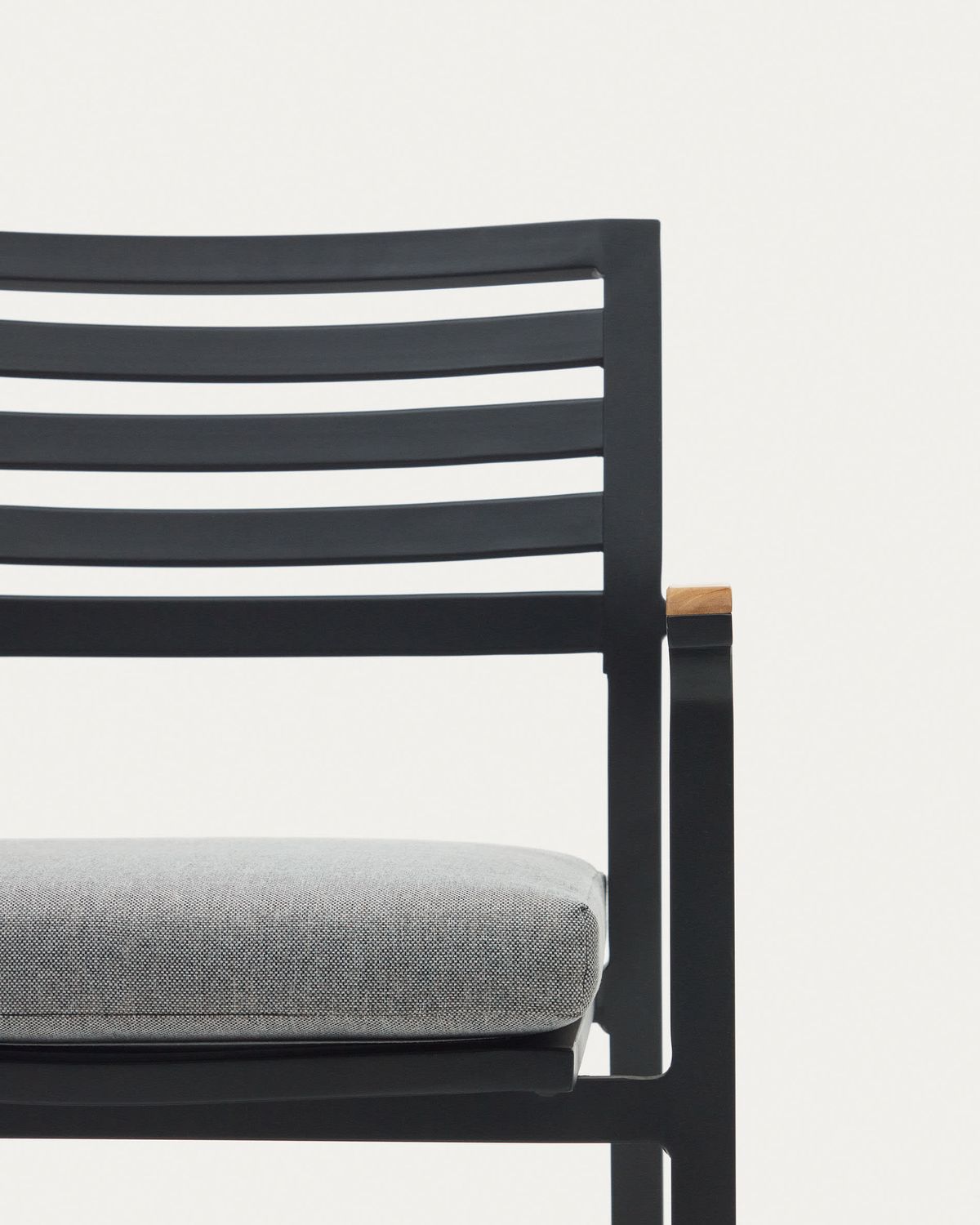 Silla apilable de exterior Bona de aluminio acabado negro y reposabrazos de madera maciza de teca