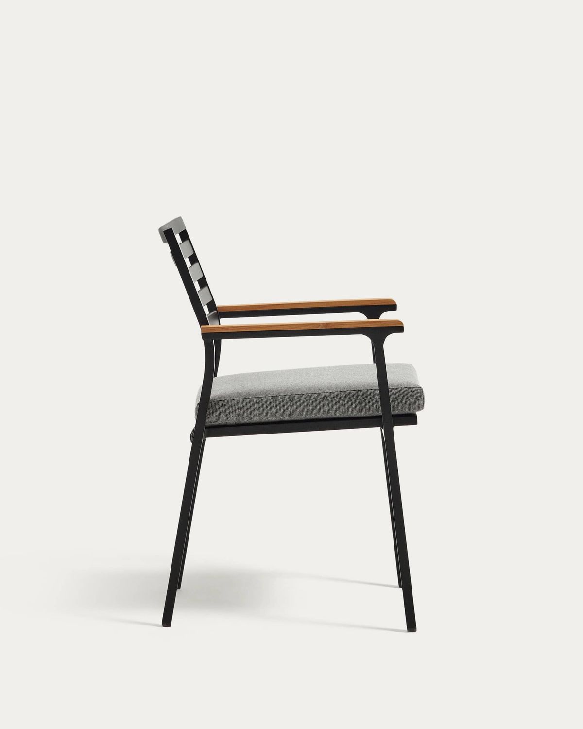 Silla apilable de exterior Bona de aluminio acabado negro y reposabrazos de madera maciza de teca
