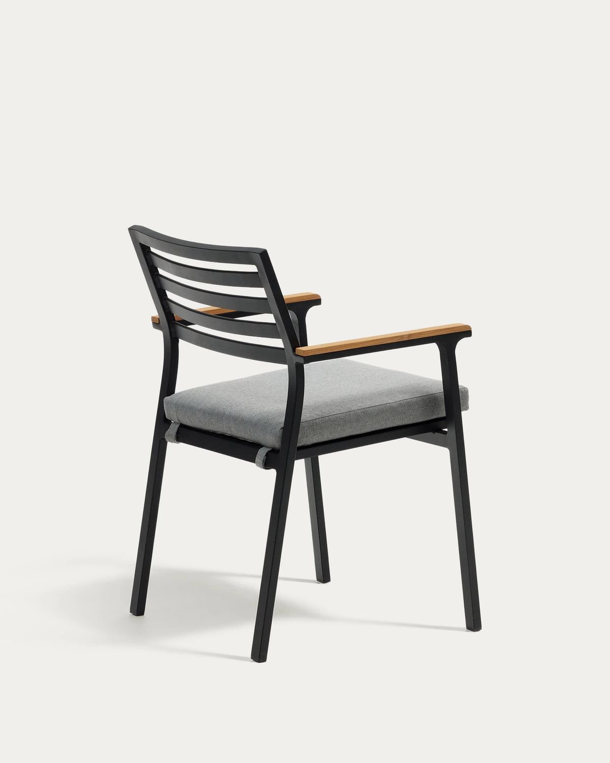 Silla apilable de exterior Bona de aluminio acabado negro y reposabrazos de madera maciza de teca