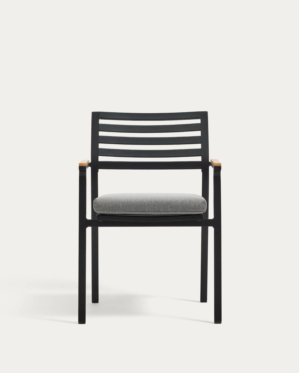Silla apilable de exterior Bona de aluminio acabado negro y reposabrazos de madera maciza de teca