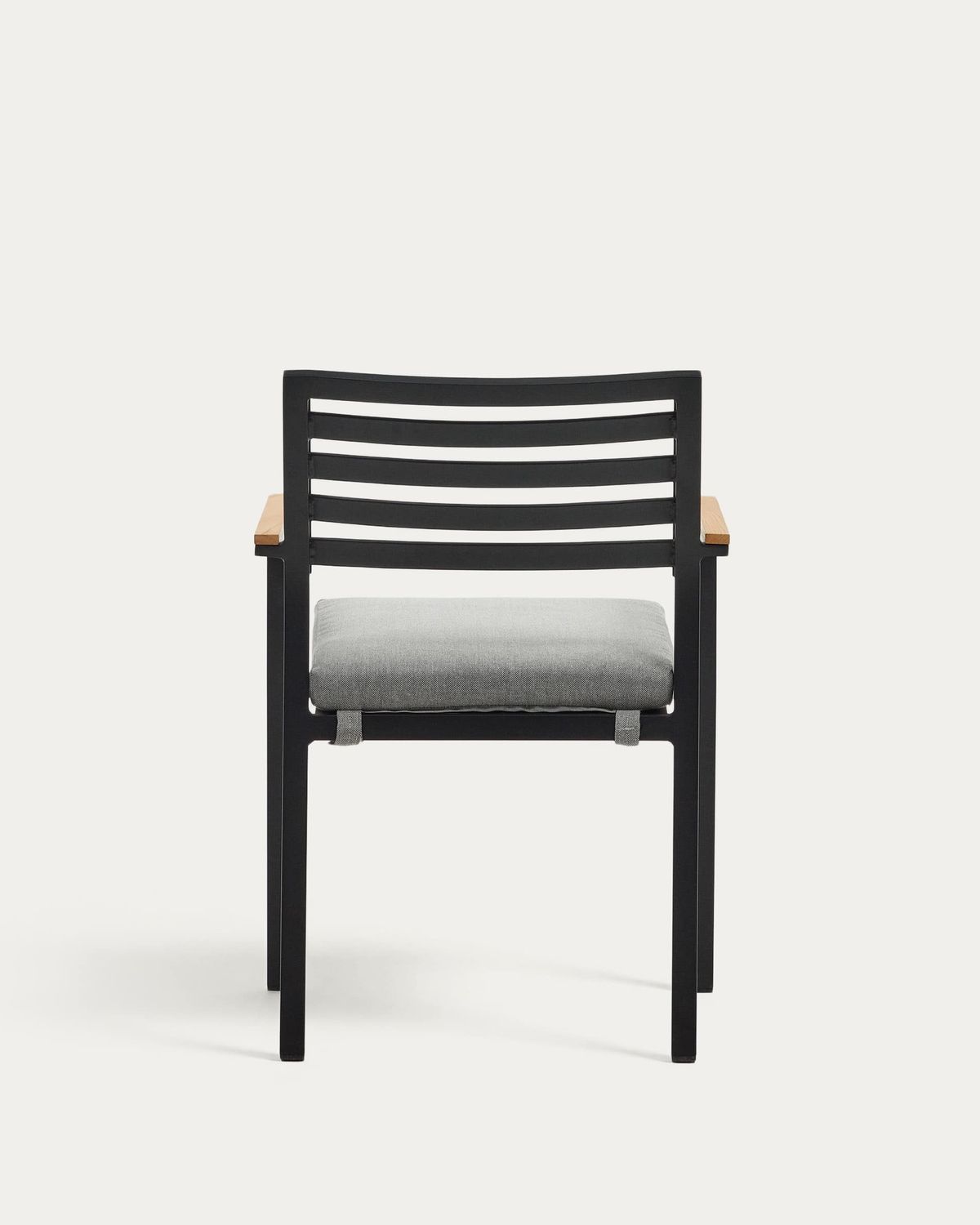 Silla apilable de exterior Bona de aluminio acabado negro y reposabrazos de madera maciza de teca