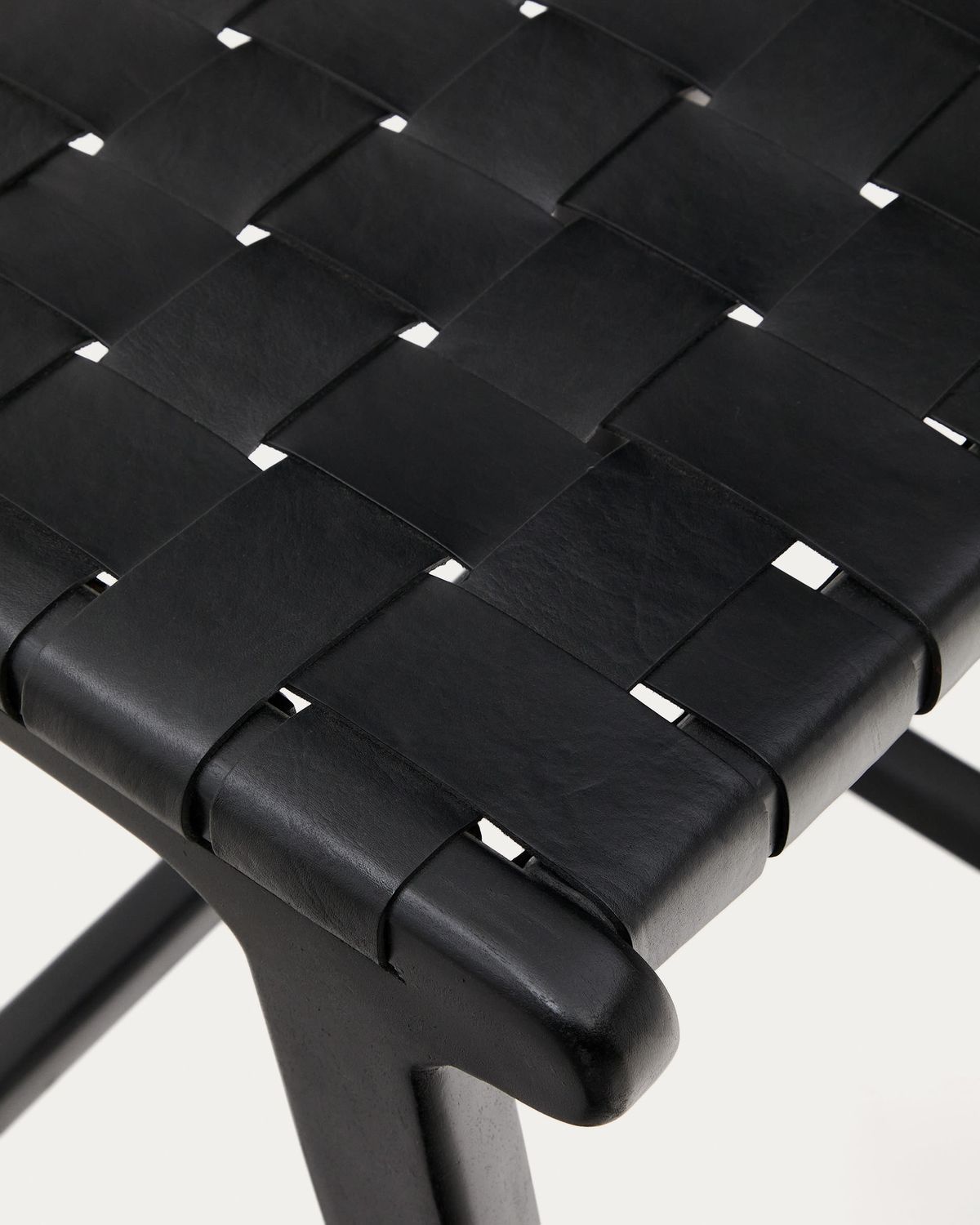 Taburete Calixta de piel y madera maciza de caoba con acabado negro 67 cm