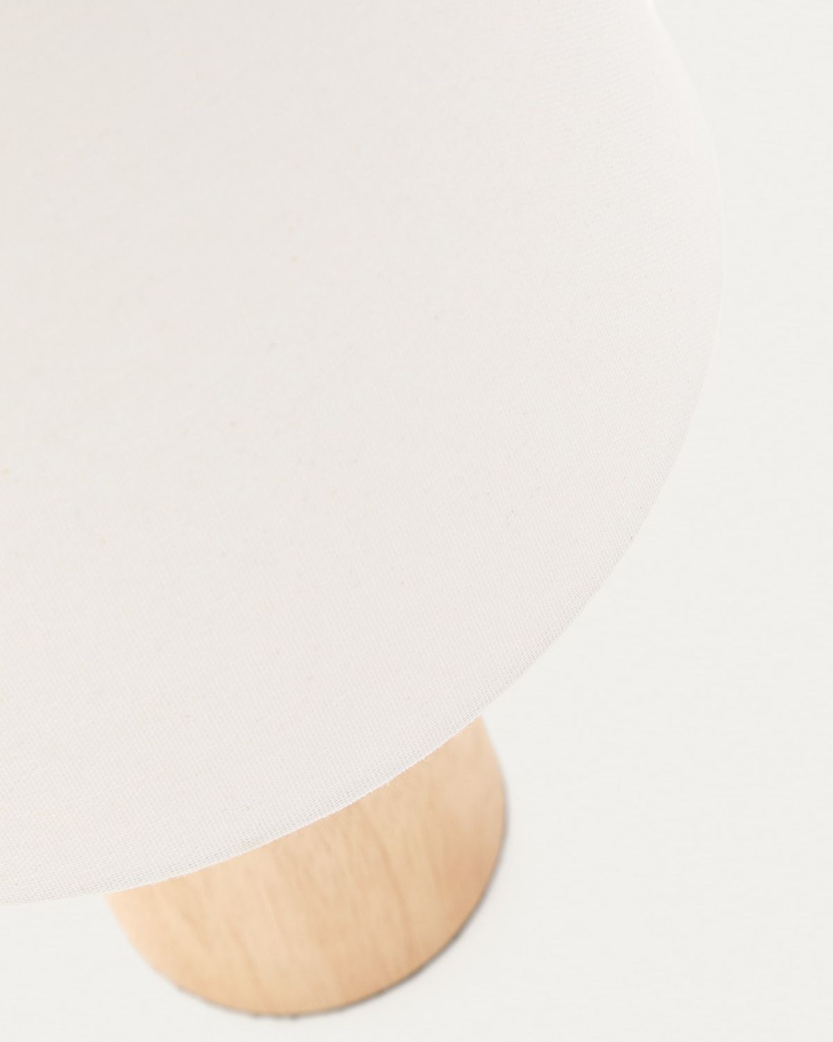 Lámpara de mesa Marga de madera maciza de caucho con acabado tono natural