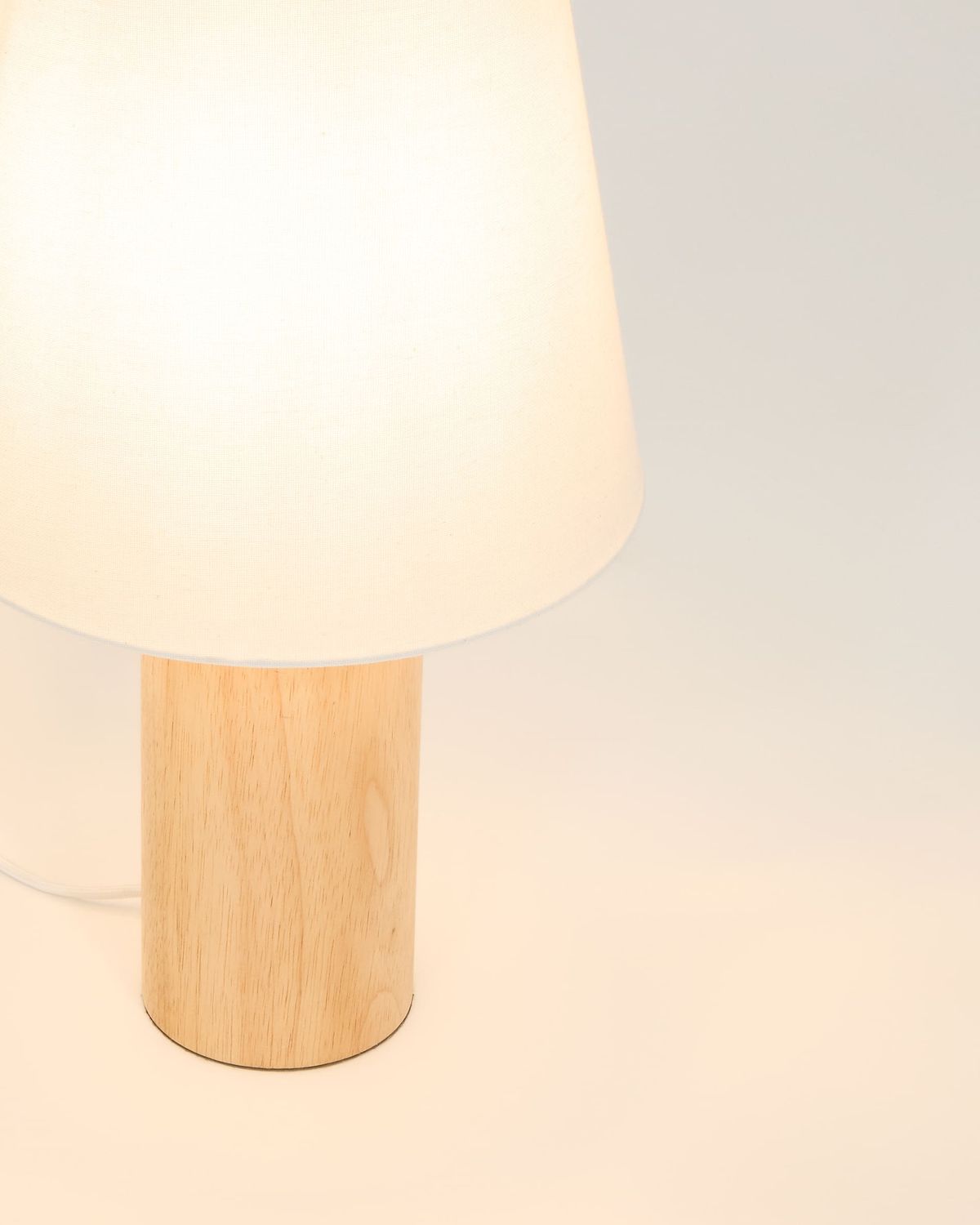 Lámpara de mesa Marga de madera maciza de caucho con acabado tono natural