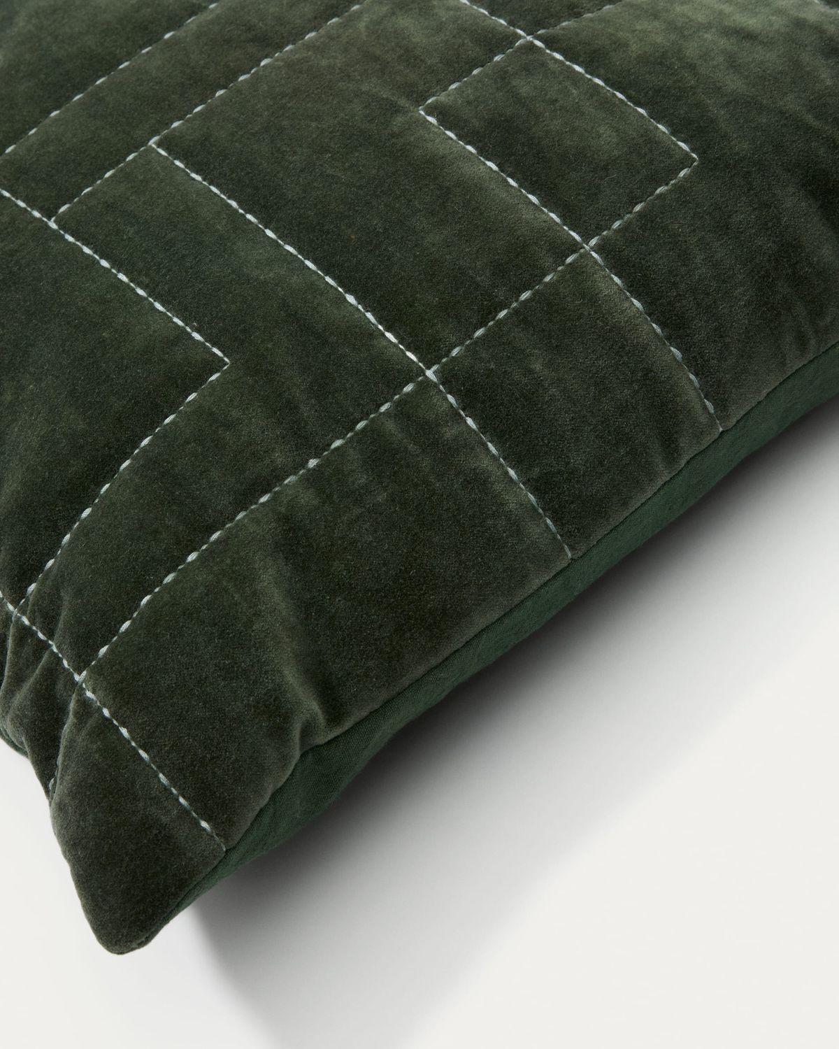 Funda de cojín Prila 100% algodón terciopelo verde con bordado geométrico 45 x 45 cm