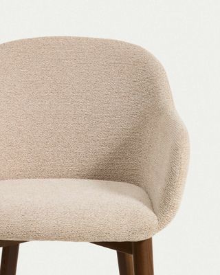 Silla Meila con reposabrazos de chenilla beige y patas de madera maciza de fresno con acabado tono nogal
