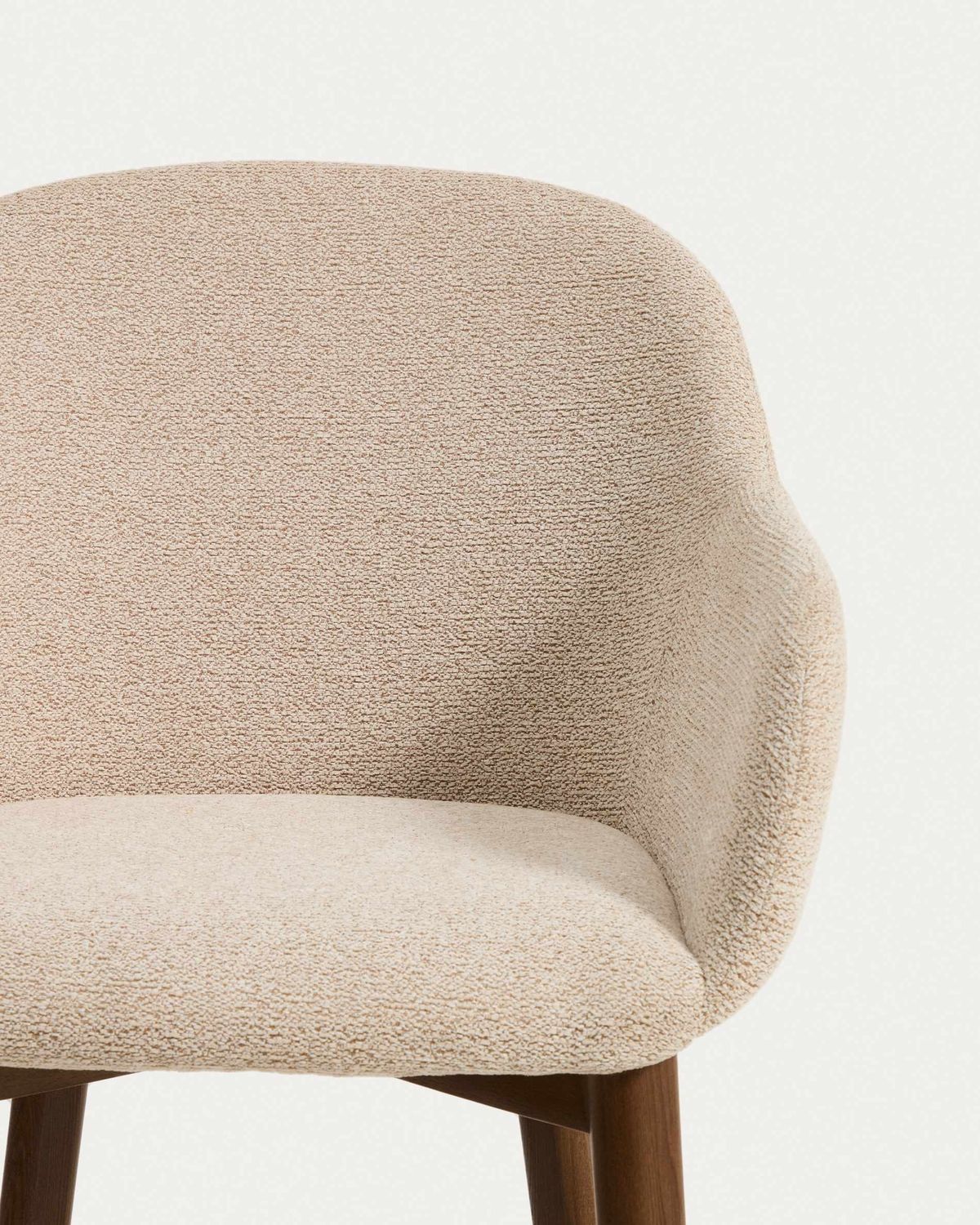 Silla Meila con reposabrazos de chenilla beige y patas de madera maciza de fresno con acabado tono nogal