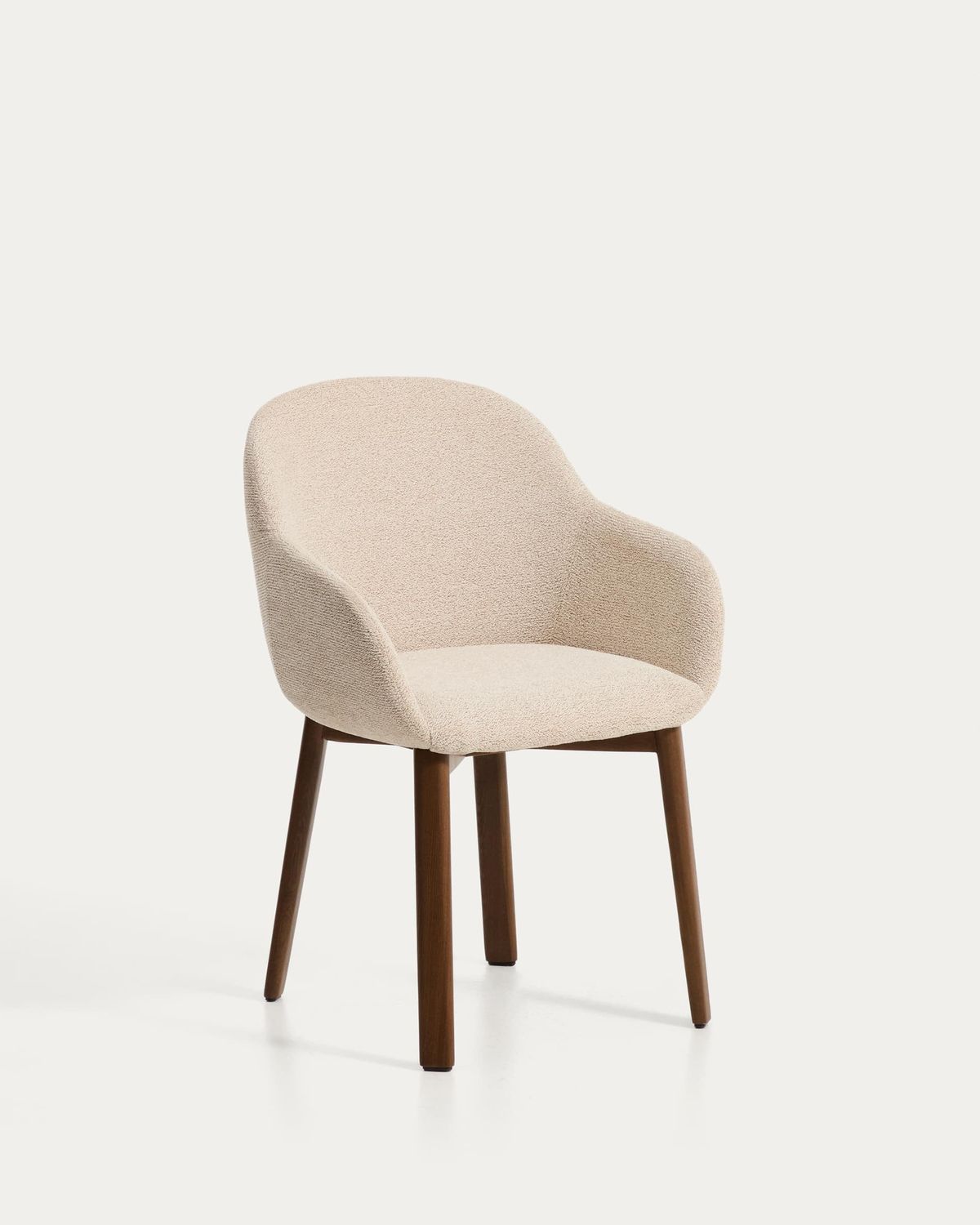 Silla Meila con reposabrazos de chenilla beige y patas de madera maciza de fresno con acabado tono nogal
