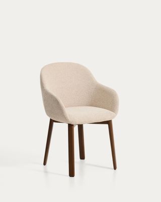 Silla Meila con reposabrazos de chenilla beige y patas de madera maciza de fresno con acabado tono nogal Silla Meila con reposabrazos de chenilla beige y patas de madera maciza de fresno con acabado tono nogal