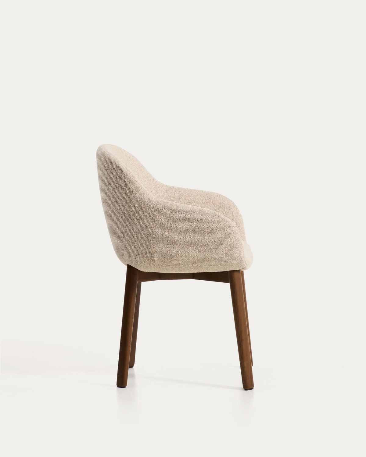 Silla Meila con reposabrazos de chenilla beige y patas de madera maciza de fresno con acabado tono nogal