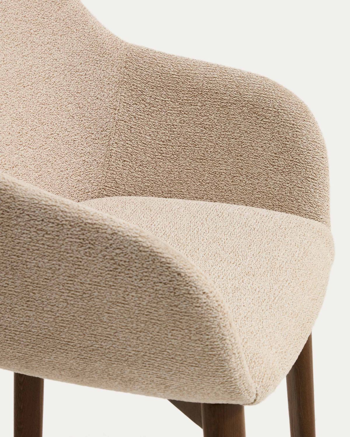 Silla Meila con reposabrazos de chenilla beige y patas de madera maciza de fresno con acabado tono nogal