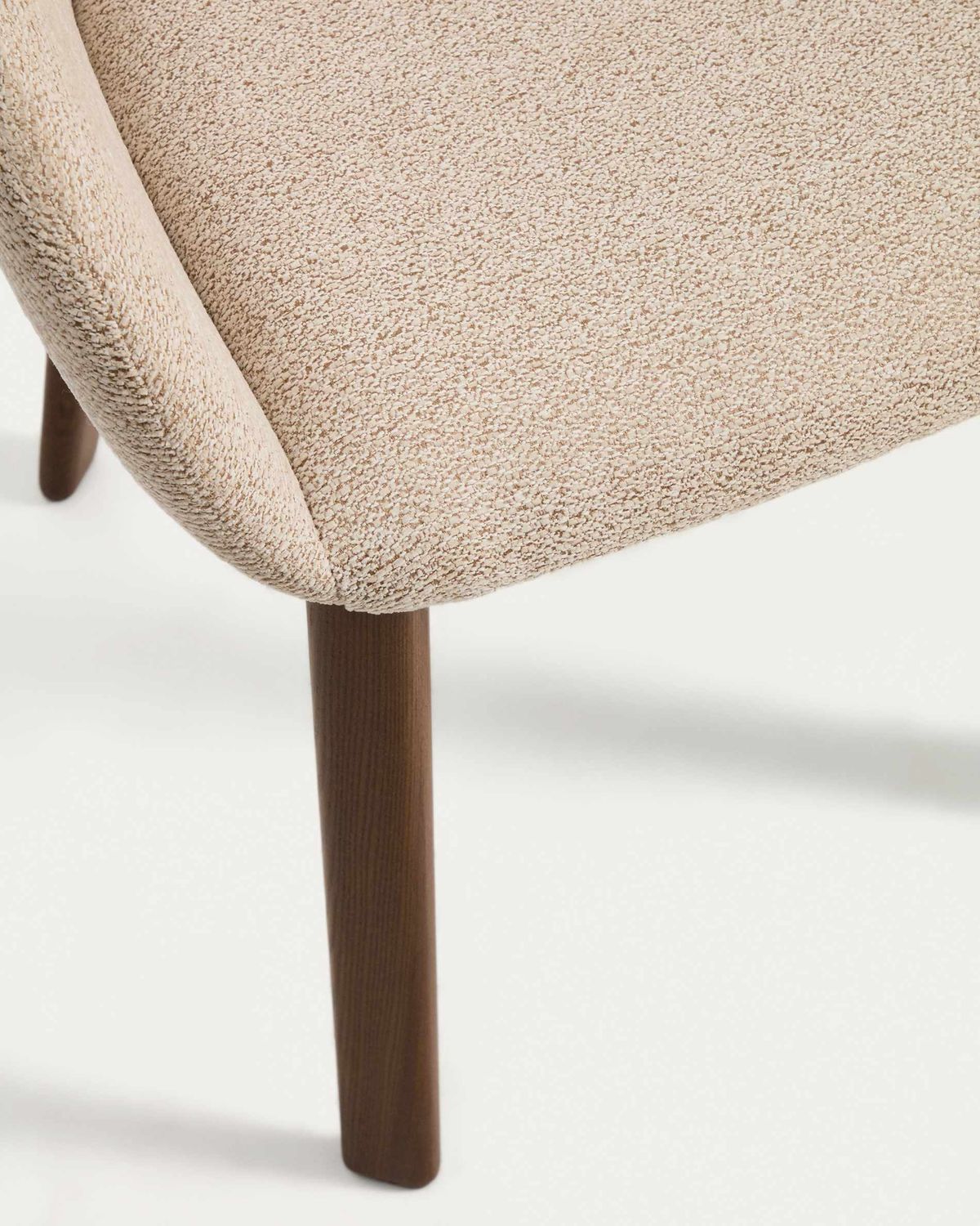 Silla Meila con reposabrazos de chenilla beige y patas de madera maciza de fresno con acabado tono nogal