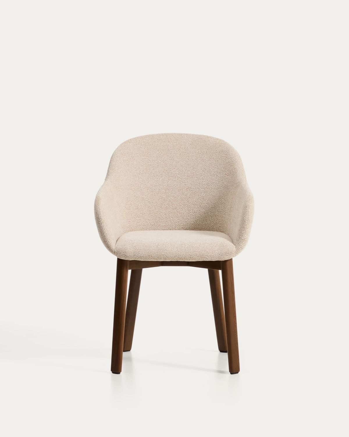 Silla Meila con reposabrazos de chenilla beige y patas de madera maciza de fresno con acabado tono nogal