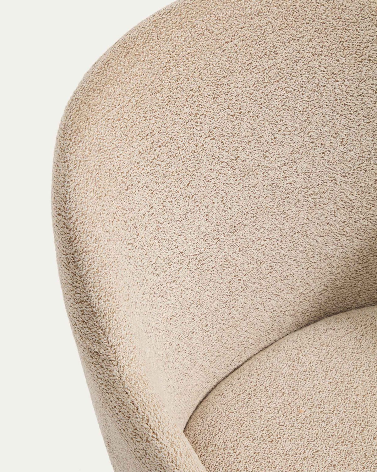 Silla Meila con reposabrazos de chenilla beige y patas de madera maciza de fresno con acabado tono nogal