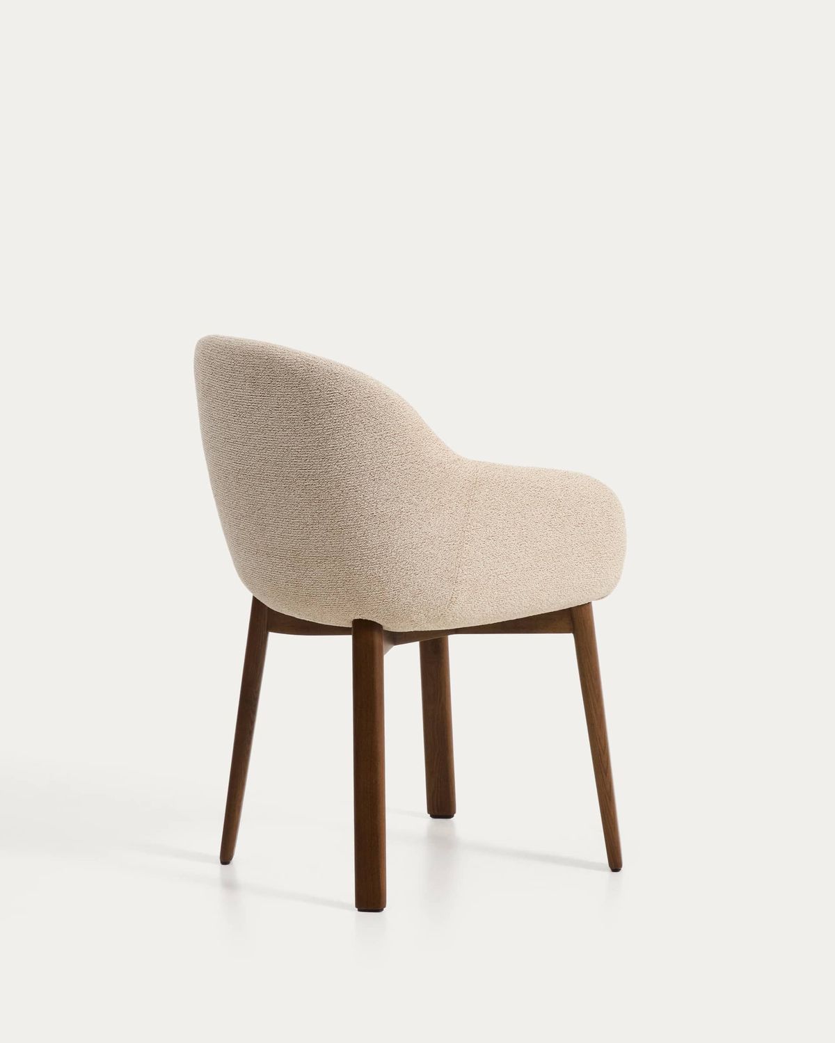 Silla Meila con reposabrazos de chenilla beige y patas de madera maciza de fresno con acabado tono nogal