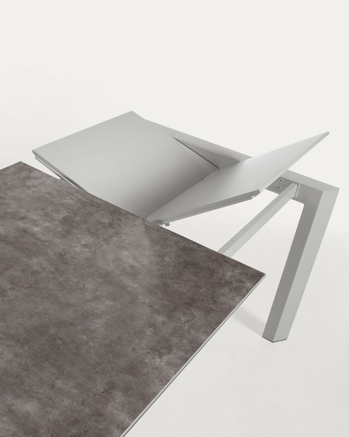 Mesa extensible Axis porcelánico acabado Vulcano Ceniza patas de acero gris 140 (200) cm