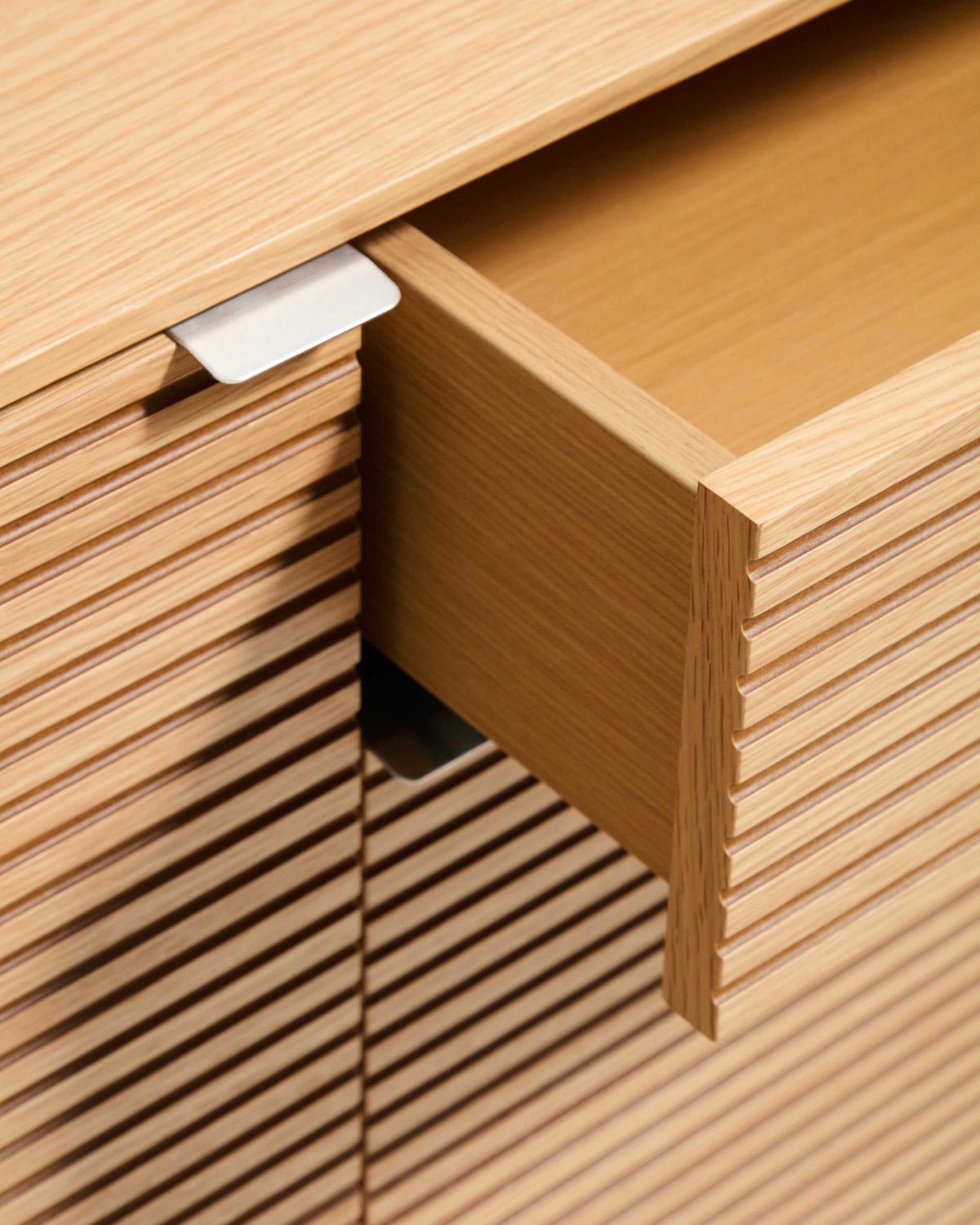 Aparador Norlen 4 puertas y 2 cajones de chapa de roble acabado tono natural FSC Mix Credit 194,5 x 78 cm