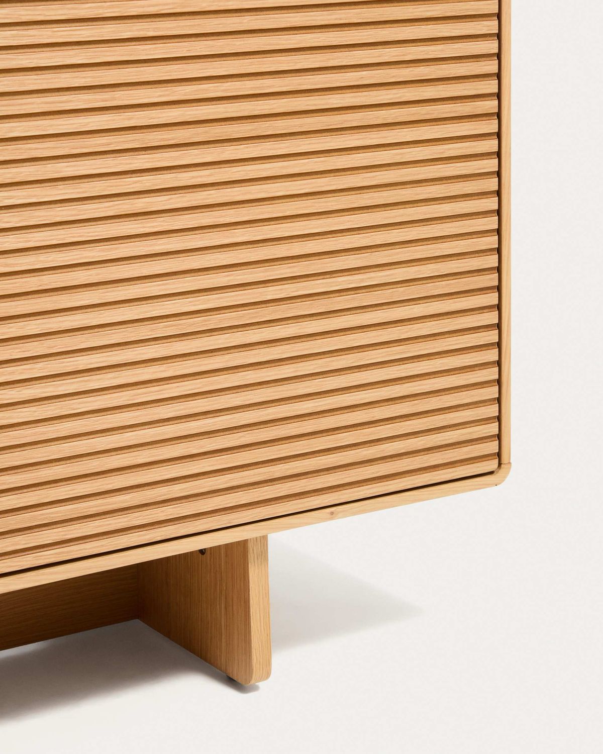 Aparador Norlen 4 puertas y 2 cajones de chapa de roble acabado tono natural FSC Mix Credit 194,5 x 78 cm