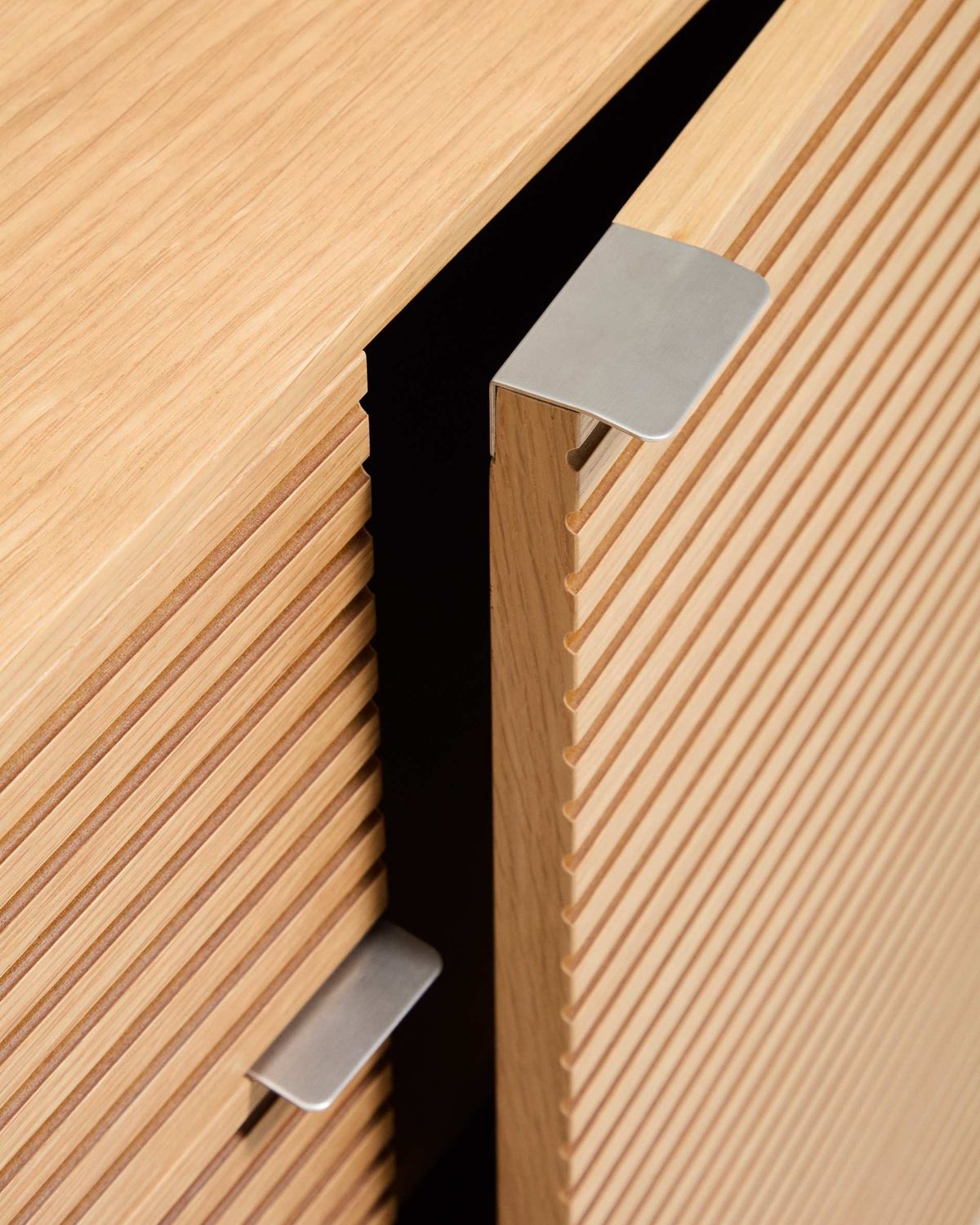 Aparador Norlen 4 puertas y 2 cajones de chapa de roble acabado tono natural FSC Mix Credit 194,5 x 78 cm