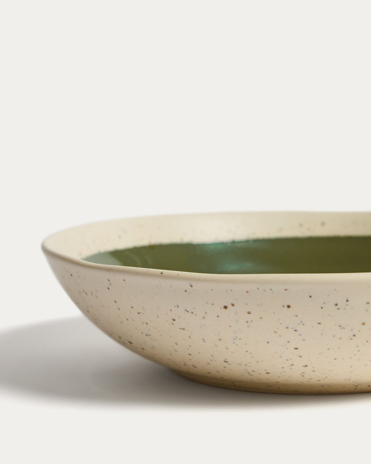 Plato hondo Nale de cerámica beige con fondo verde