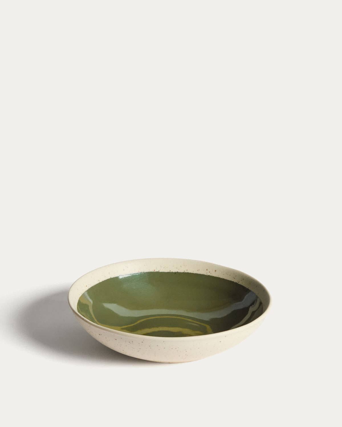 Plato hondo Nale de cerámica beige con fondo verde
