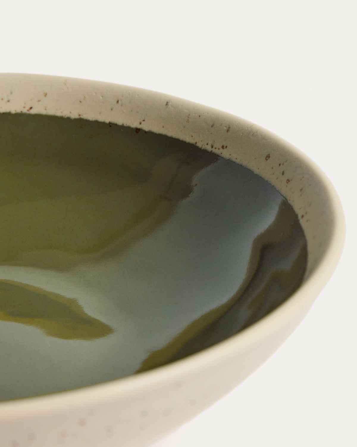 Plato hondo Nale de cerámica beige con fondo verde