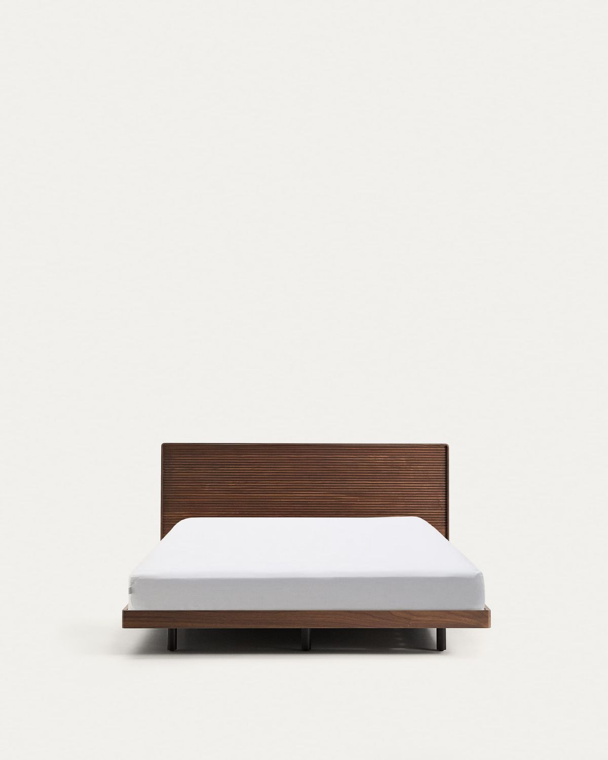 Cama Norlen de chapa de nogal con acabado oscuro y luz LED para colchón de 160 x 200 cm FSC Mix Credit