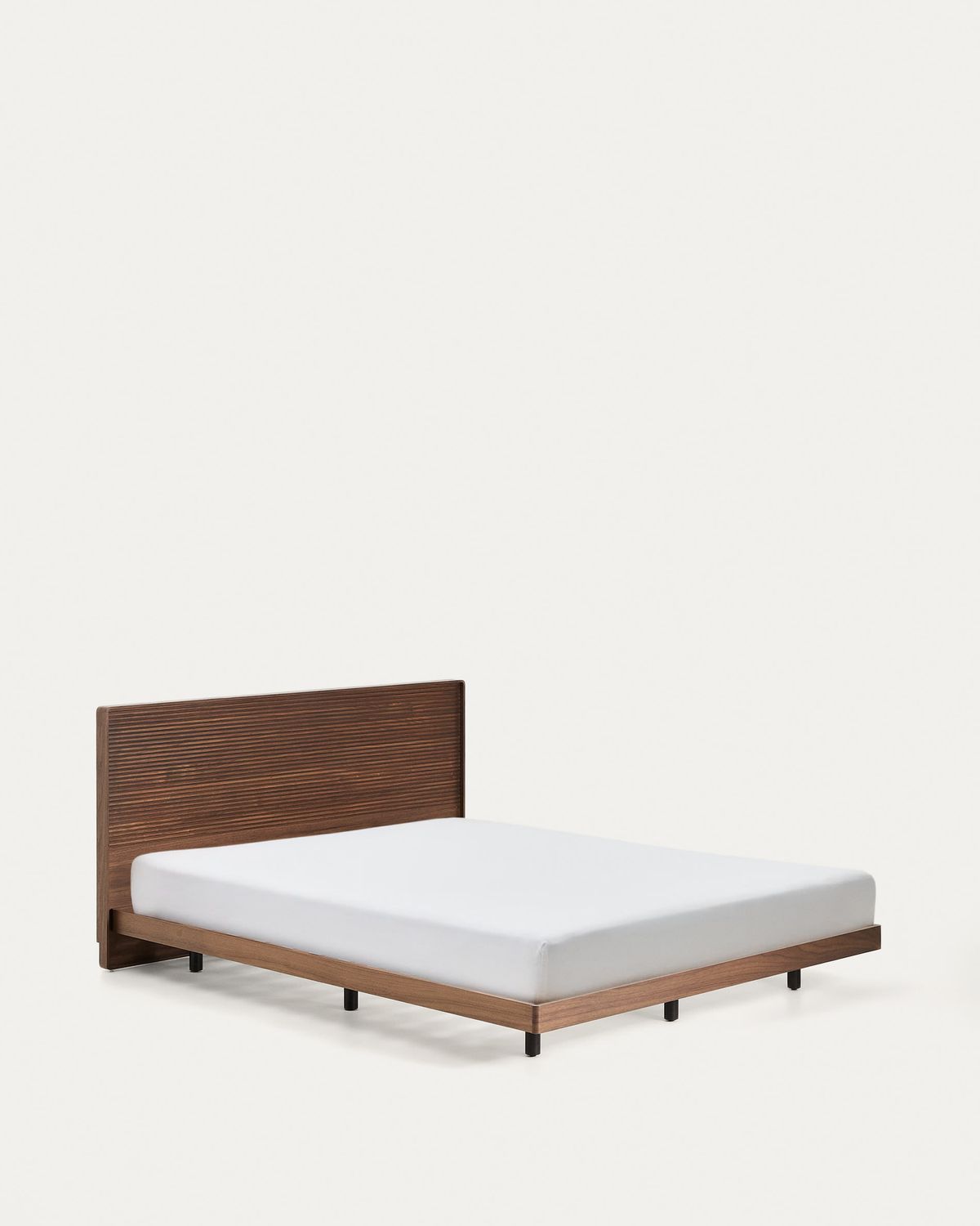 Cama Norlen de chapa de nogal con acabado oscuro y luz LED para colchón de 160 x 200 cm FSC Mix Credit
