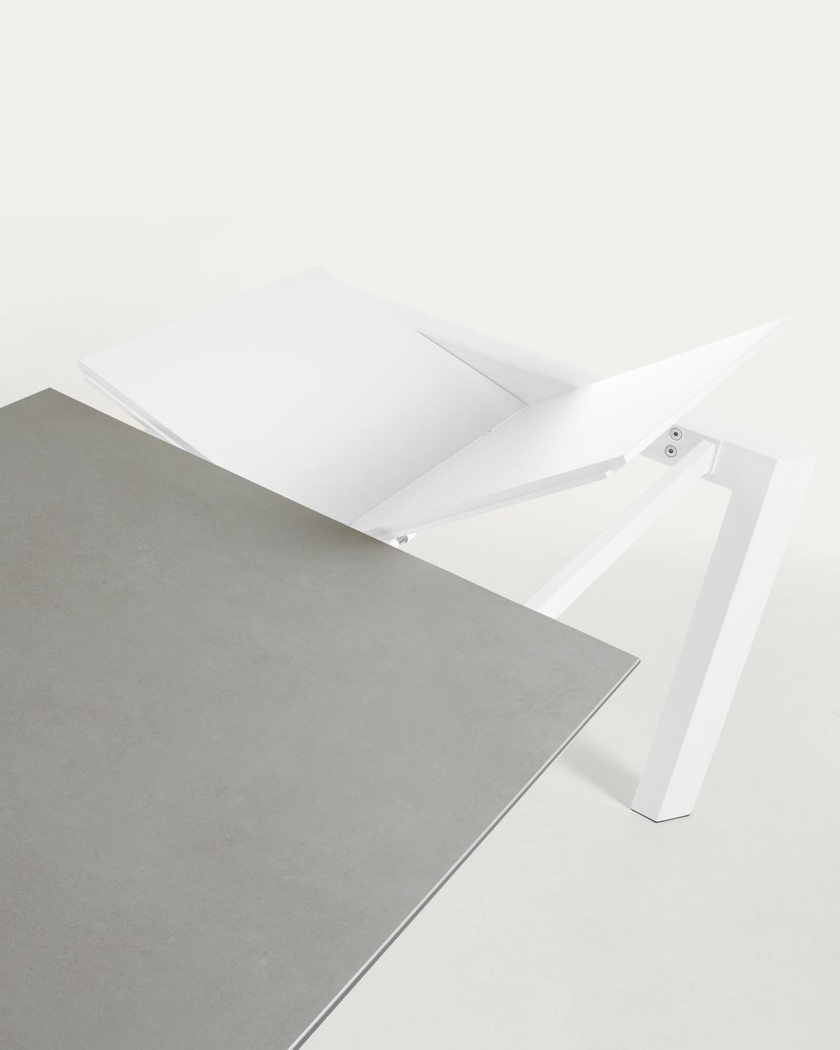 Mesa extensible Axis porcelánico acabado Hydra Plomo y patas de acero blanco 120 (180) cm