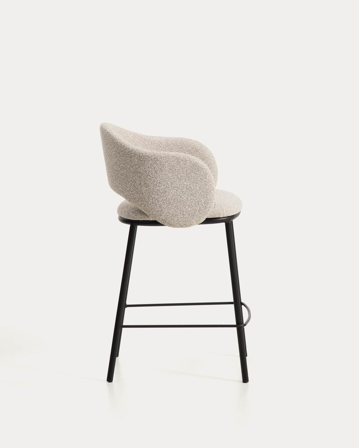 Taburete Maina de chenilla gruesa beige y patas de acero con acabado negro FSC Mix Credit 65 cm