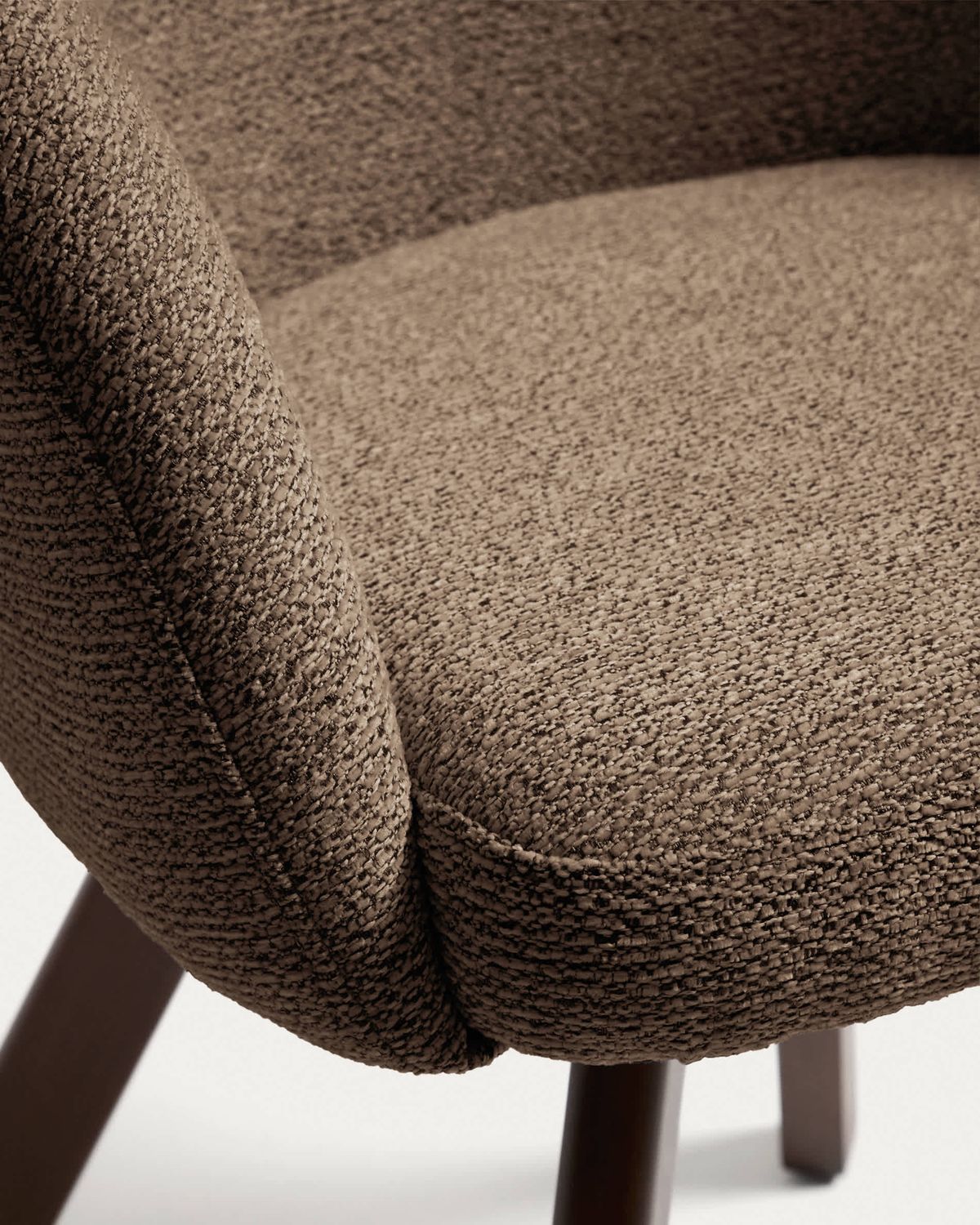 Silla giratoria Marvin chenilla marrón y patas de madera maciza de haya acabado nogal FSC 100%