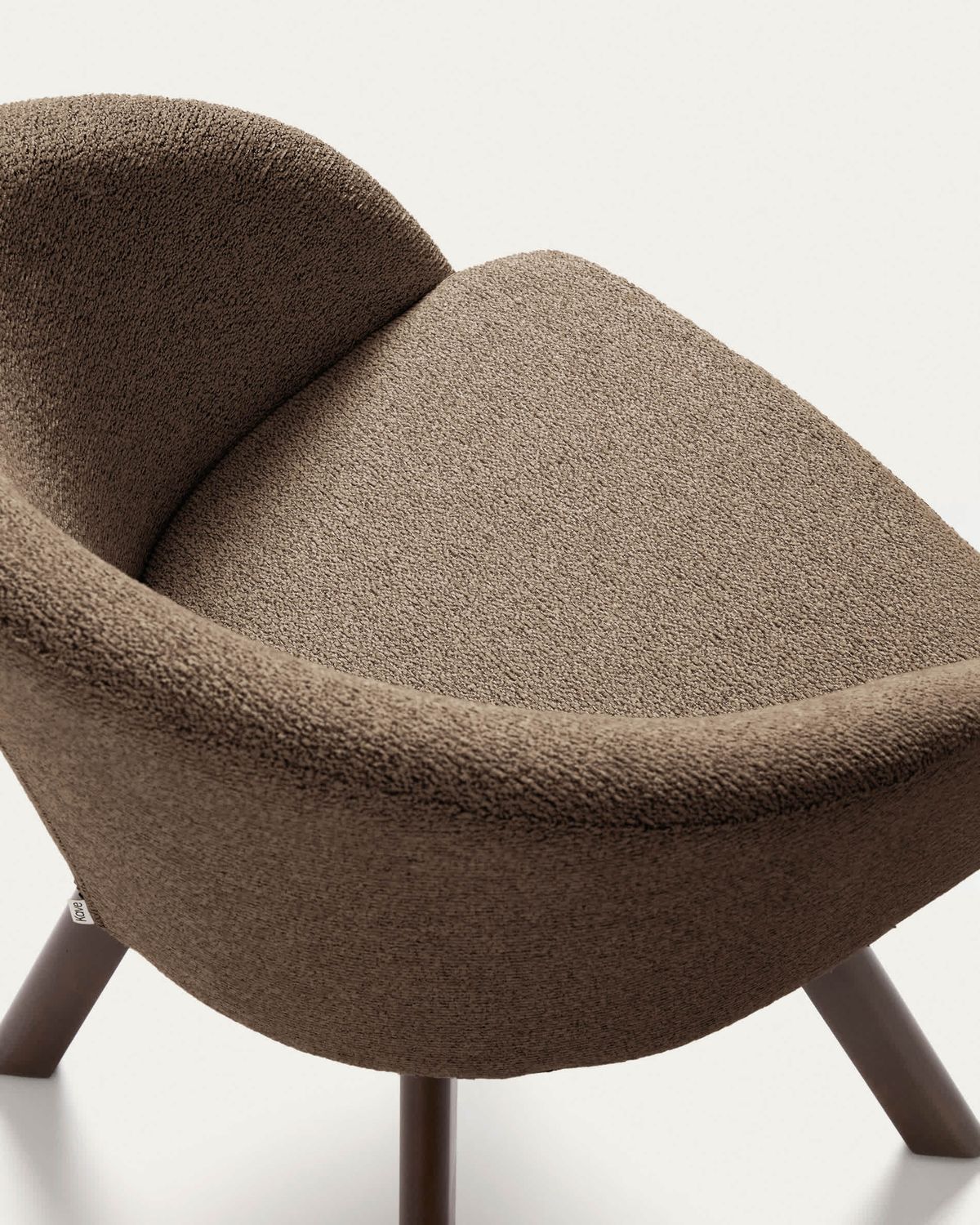 Silla giratoria Marvin chenilla marrón y patas de madera maciza de haya acabado nogal FSC 100%