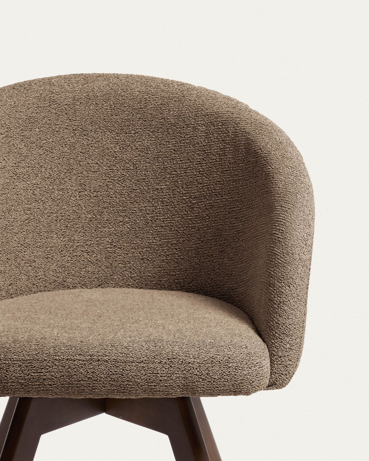 Silla giratoria Marvin chenilla marrón y patas de madera maciza de haya acabado nogal FSC 100%