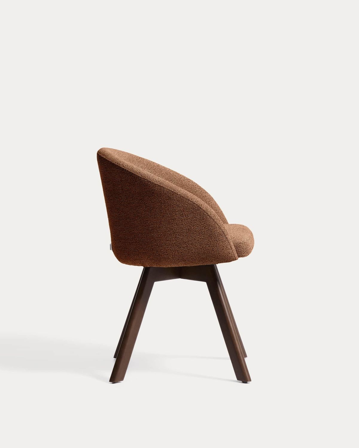 Silla giratoria Marvin chenilla terracota y patas de madera maciza de haya acabado nogal FSC 100%