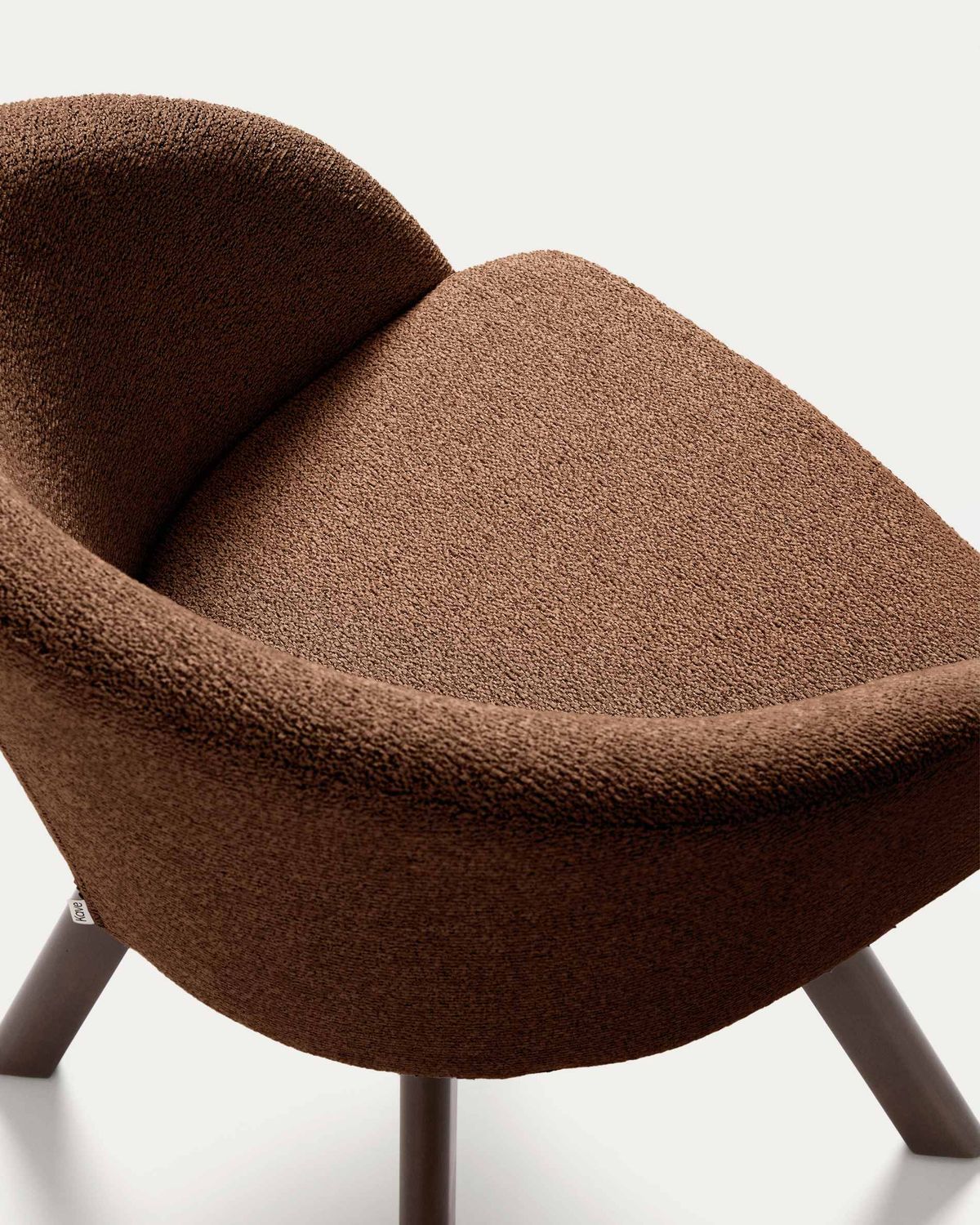 Silla giratoria Marvin chenilla terracota y patas de madera maciza de haya acabado nogal FSC 100%