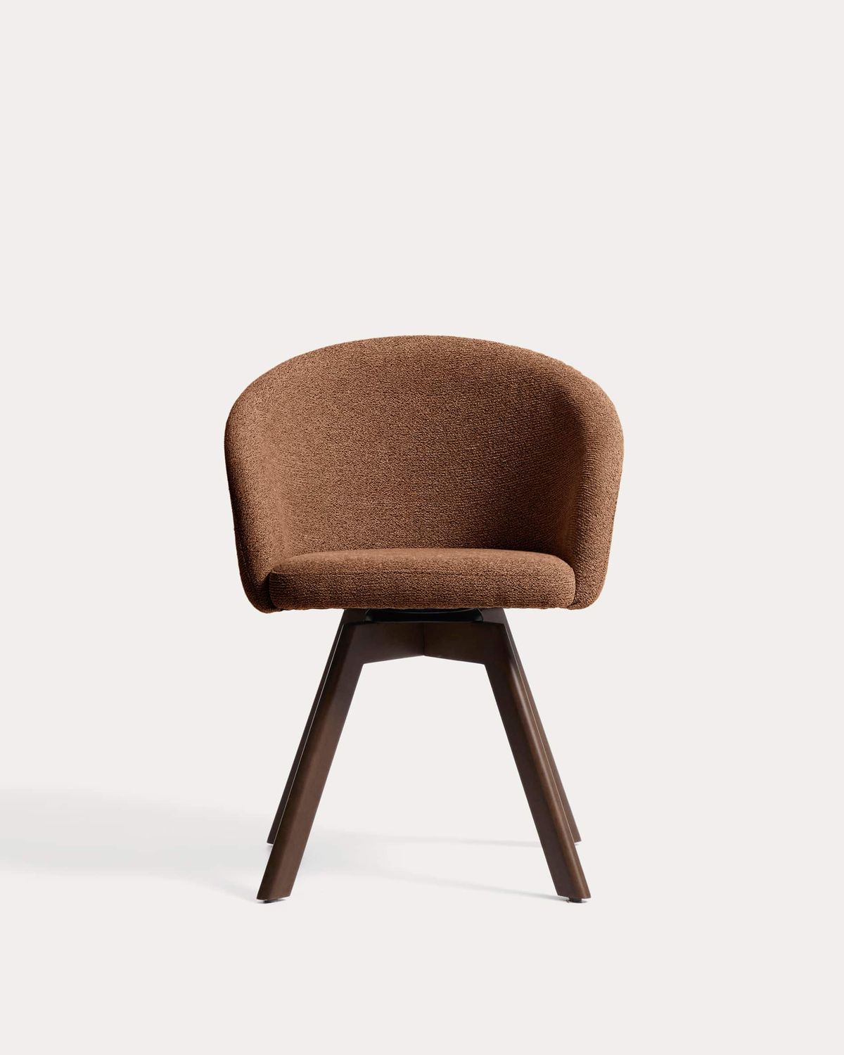 Silla giratoria Marvin chenilla terracota y patas de madera maciza de haya acabado nogal FSC 100%