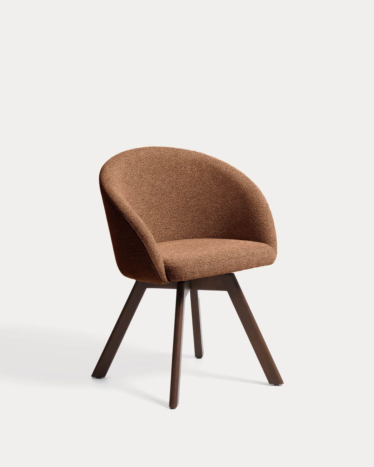 Silla giratoria Marvin chenilla terracota y patas de madera maciza de haya acabado nogal FSC 100%