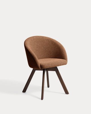 Silla giratoria Marvin chenilla terracota y patas de madera maciza de haya acabado nogal FSC 100%
