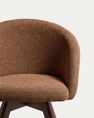 Silla giratoria Marvin chenilla terracota y patas de madera maciza de haya acabado nogal FSC 100%