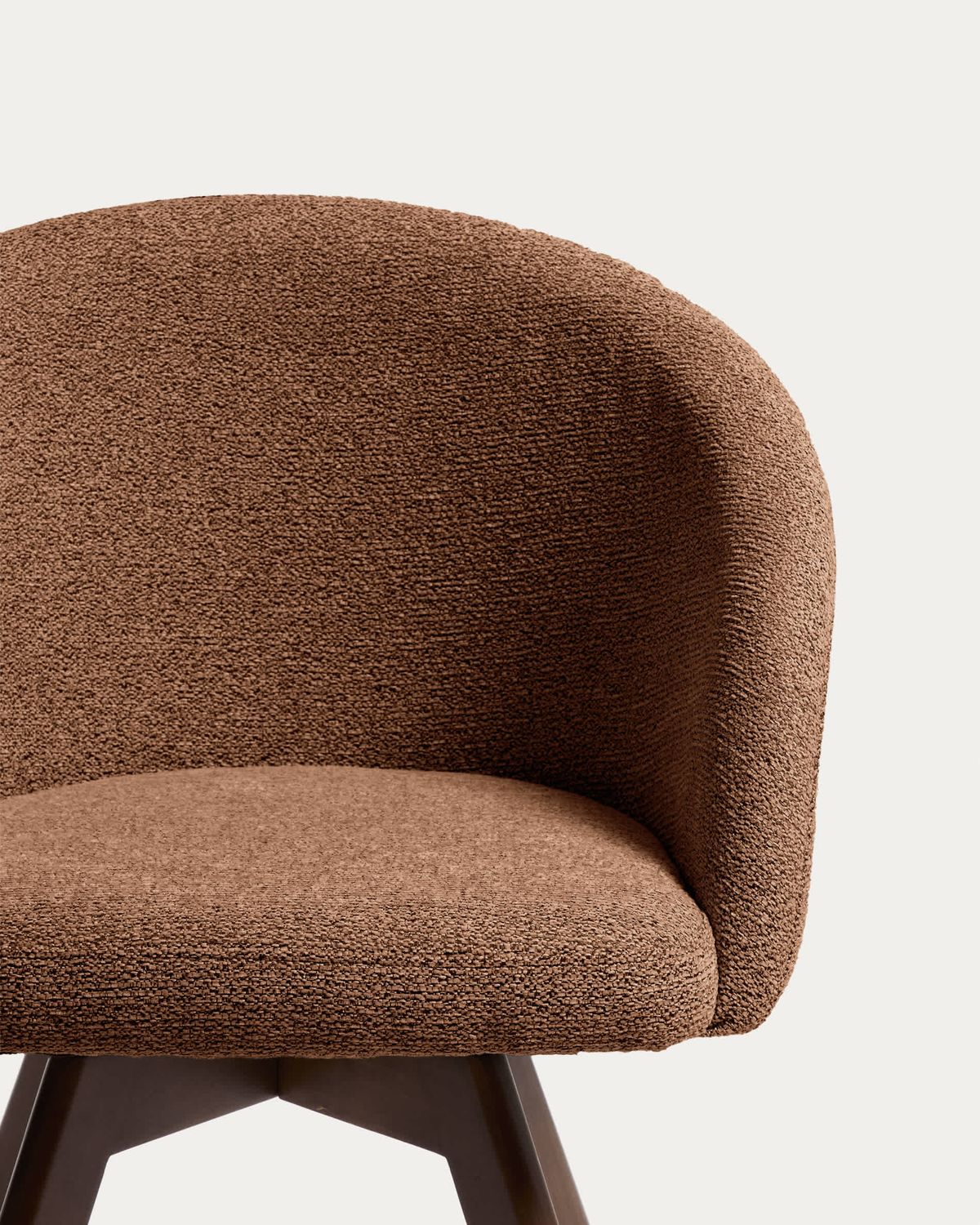 Silla giratoria Marvin chenilla terracota y patas de madera maciza de haya acabado nogal FSC 100%